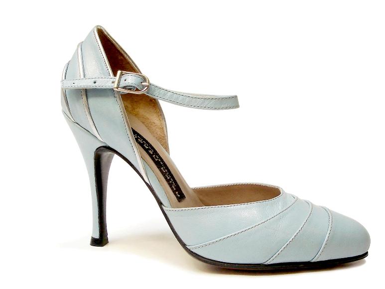 Media Vuelta. Arika Nerguiz Tango Dance Shoes. Broadway Theatrical Shoes.