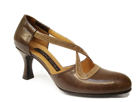 Ocho en Tango. Arika Nerguiz Tango Dance Shoes. Broadway Theatrical Shoes.