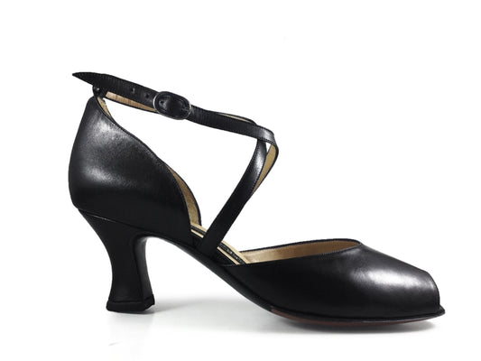 Confidencias. Arika Nerguiz Tango Dance Shoes. Broadway Theatrical Shoes.